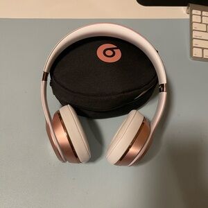 Beats solo3 Rose Gold Wireless Headphones